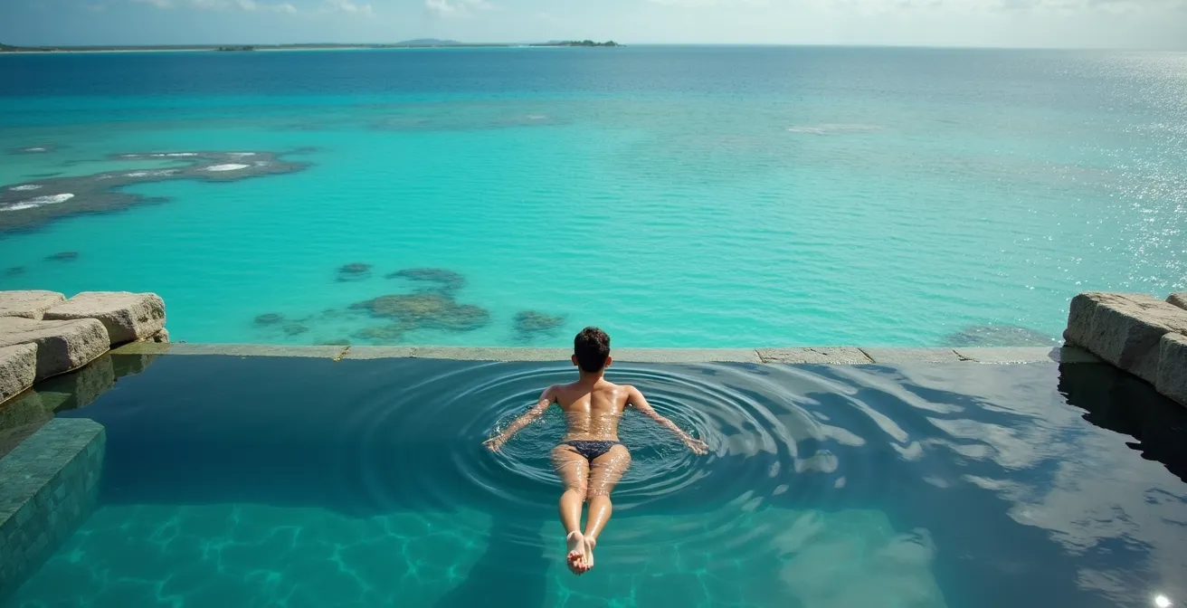 Piscine à débordement avec vue vertigineuse sur le lagon turquoise de Saint-Leu